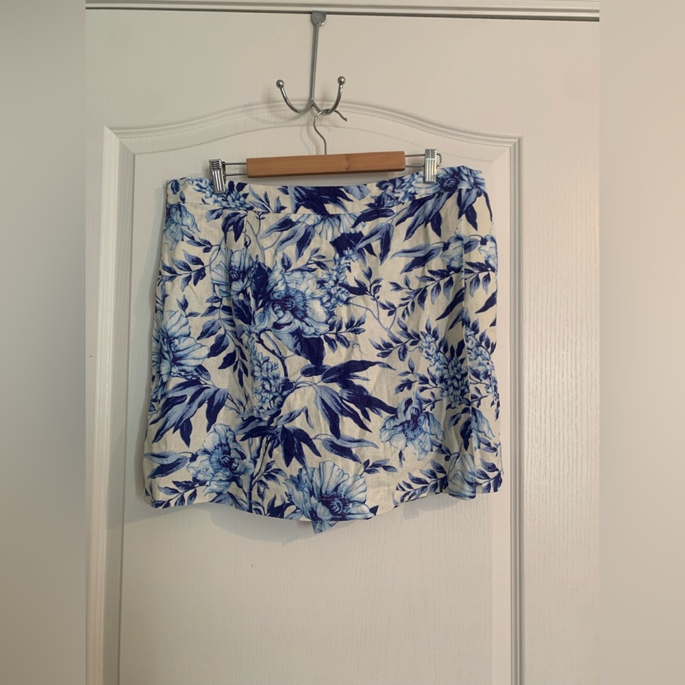 Ellen Tracy Floral Blue and White Skort